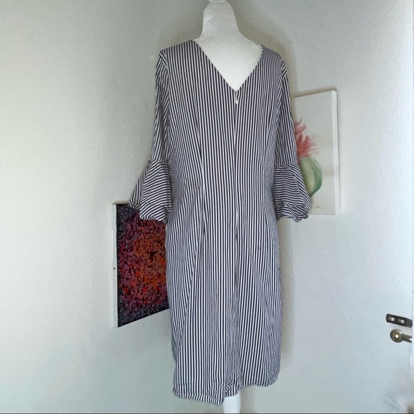 PAPPAGALLO Shift Dress With Bell Sleeves V- back with invisible zipper - Picture 3 of 14